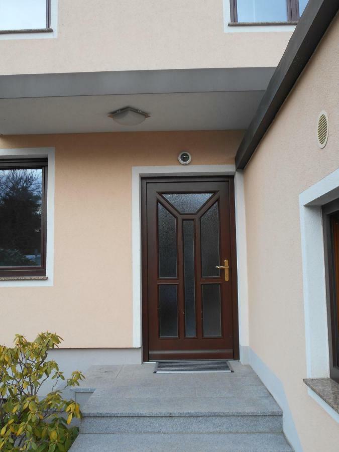 Perchtoldsdorf Schnell-Bahn / Bahnhof Liesing Apartment Luaran gambar